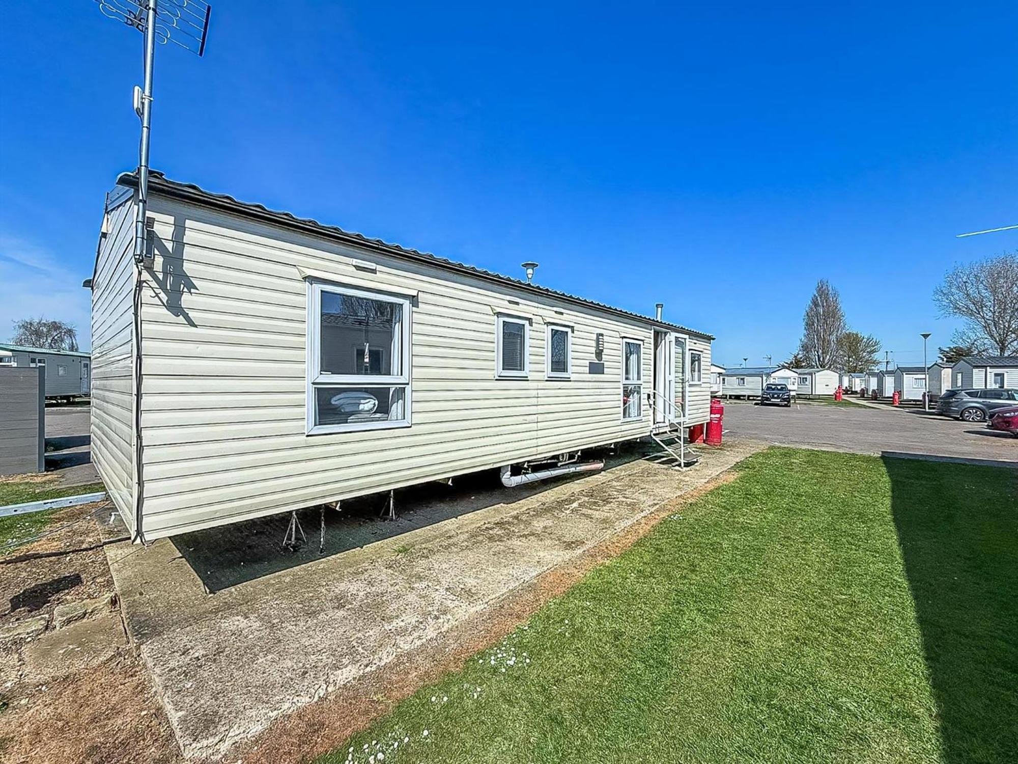 10 Berth Caravan For Hire At Seawick Holiday Park In Essex Ref 27102Sw Клактън он Сий Екстериор снимка