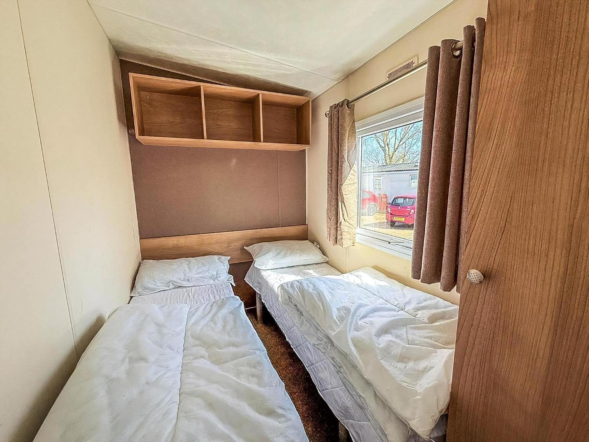 10 Berth Caravan For Hire At Seawick Holiday Park In Essex Ref 27102Sw Клактън он Сий Екстериор снимка