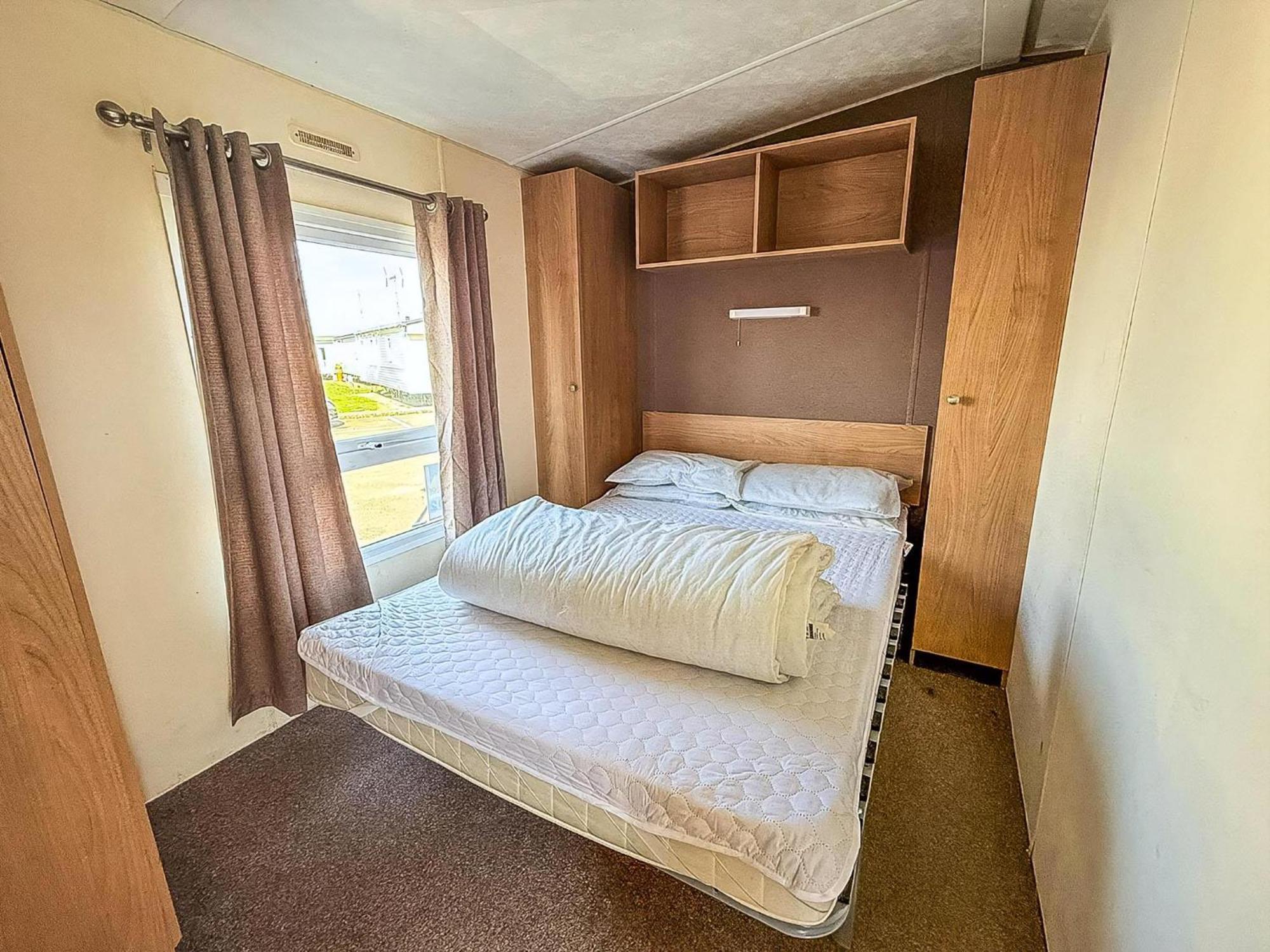 10 Berth Caravan For Hire At Seawick Holiday Park In Essex Ref 27102Sw Клактън он Сий Екстериор снимка