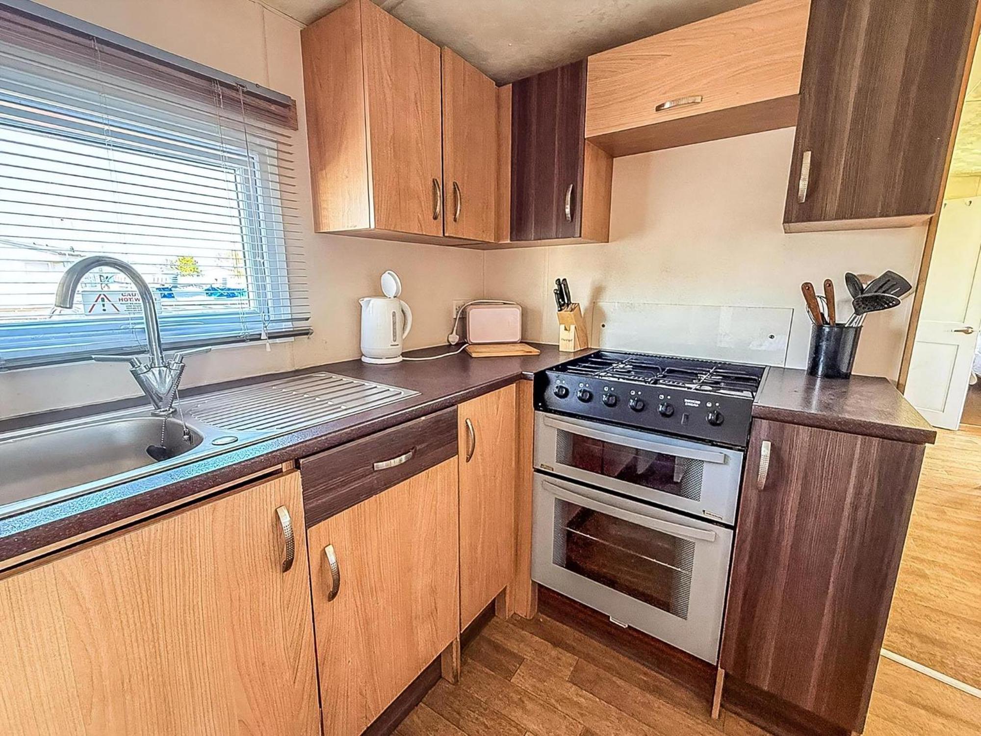 10 Berth Caravan For Hire At Seawick Holiday Park In Essex Ref 27102Sw Клактън он Сий Екстериор снимка