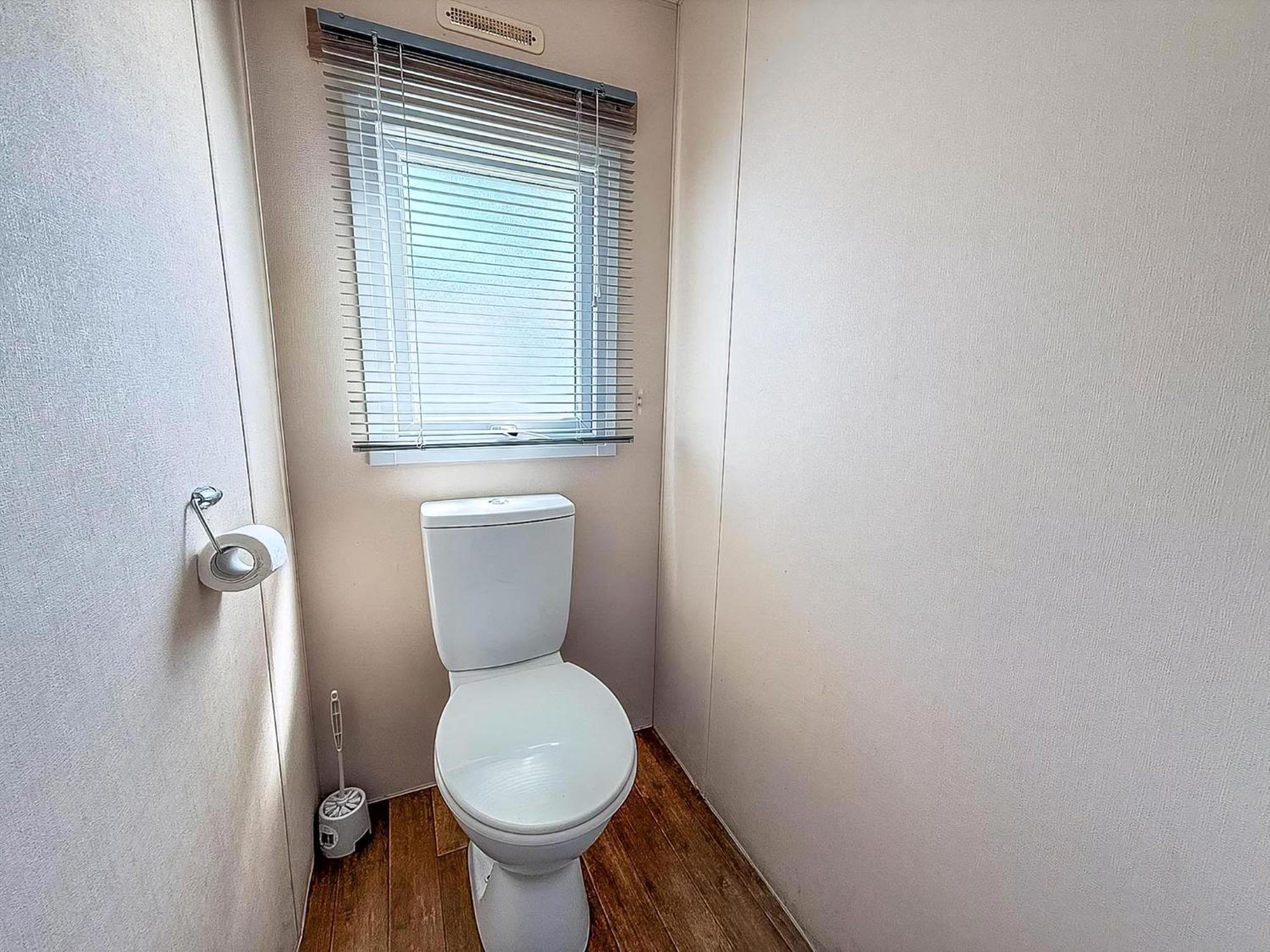 10 Berth Caravan For Hire At Seawick Holiday Park In Essex Ref 27102Sw Клактън он Сий Екстериор снимка