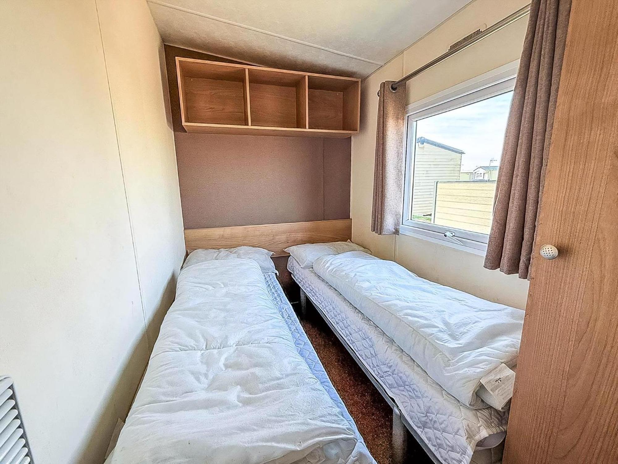 10 Berth Caravan For Hire At Seawick Holiday Park In Essex Ref 27102Sw Клактън он Сий Екстериор снимка