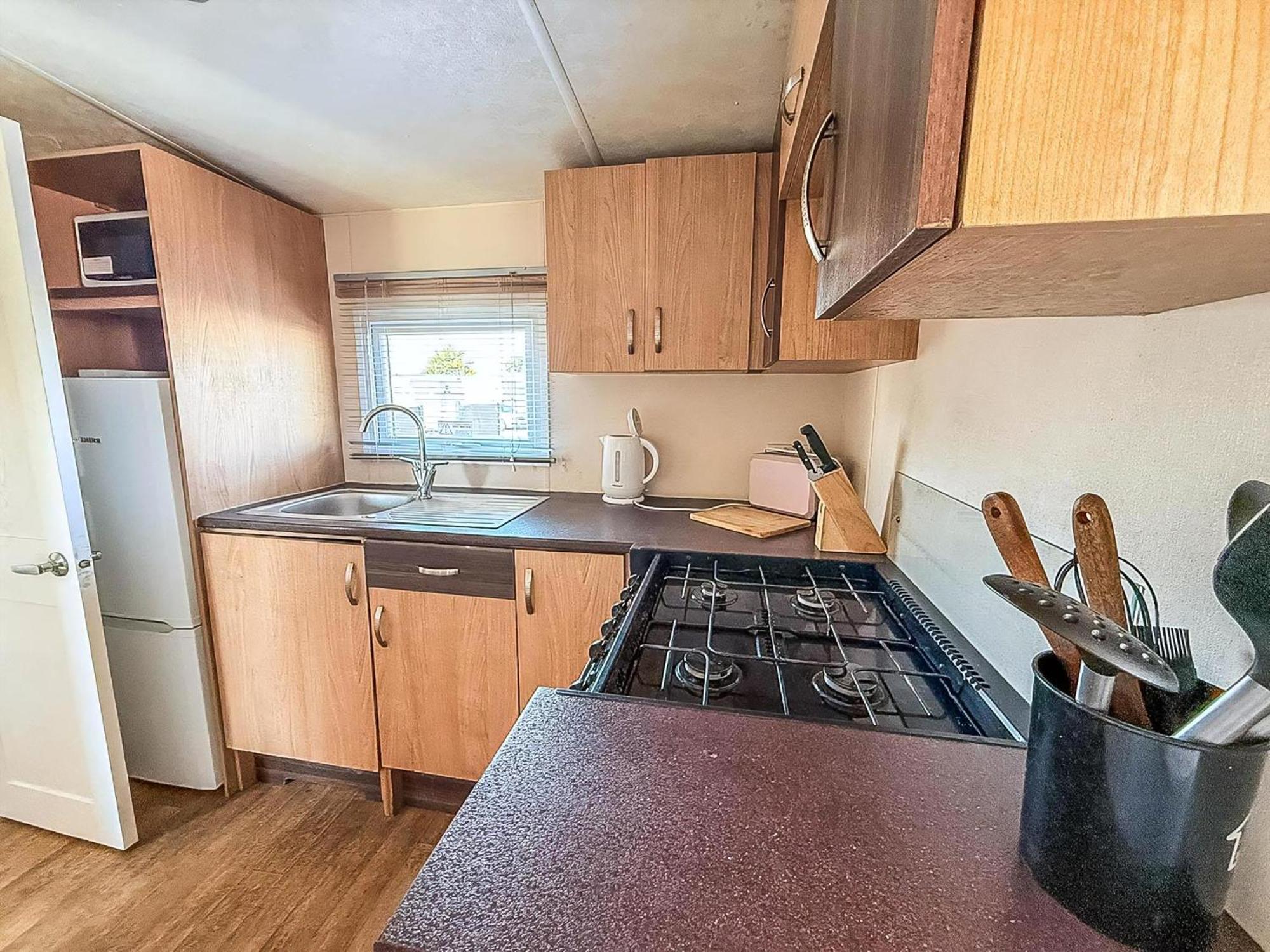 10 Berth Caravan For Hire At Seawick Holiday Park In Essex Ref 27102Sw Клактън он Сий Екстериор снимка